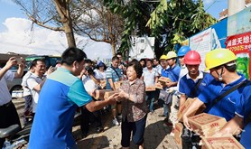 湛江市总工会深入通讯水电抢修现场慰问救灾复产职工