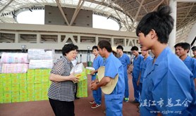 炎炎夏日，市总工会为户外一线工人送清凉