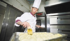 【湛江工匠②】陈明华：牛角尖里“钻”出驰名牛角包