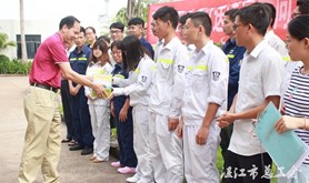 霞山区总工会开展夏日送清凉慰问活动