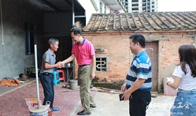 霞山区总工会开展庆国庆迎中秋慰问活动