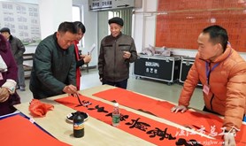 坡头区总工会举办“送万福、进万家”书法志愿服务公益活动