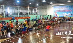 湛江市第五届职工羽毛球比赛举行