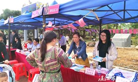 坡头区总工会积极组织参与学雷锋志愿服务广场活动