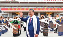 习近平率中央代表团抵达拉萨出席西藏自治区成立60周年庆祝活动