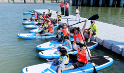 湛江市旅游投资集团有限公司工会举办亲子桨板趣味赛暨退役“湛江舰”焕新开放体验活动