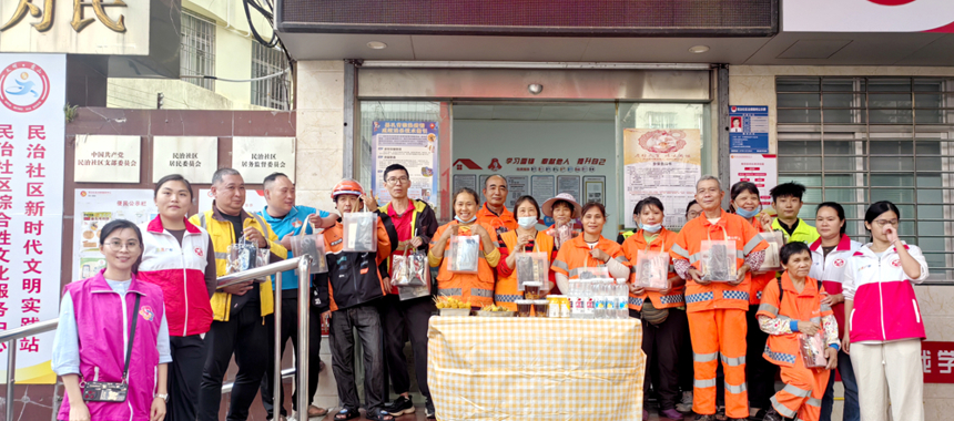 霞山区解放街道民治社区工会驿站开展暖冬关爱活动