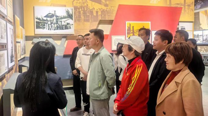 湛江市困难职工帮扶中心开展党建暨“三八”党日活动