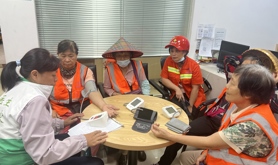 霞山区解放街道民治社区工会驿站送清凉关怀活动