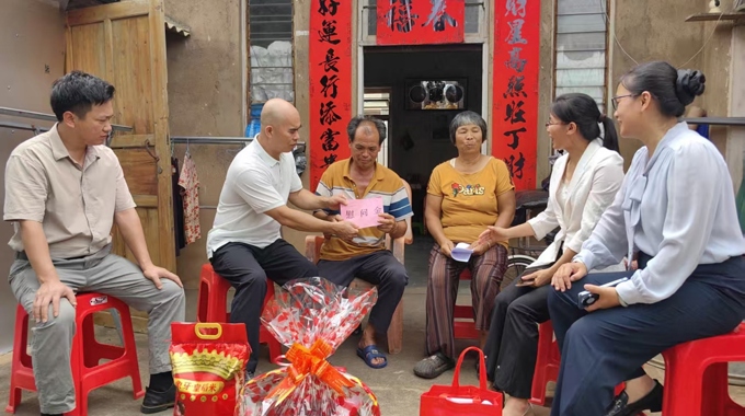 湛江市各级工会爱心接力关怀救人小哥双亲