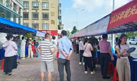 坡头区总工会举办2026年“盛夏送岗·驿启未来”重点企业现场招聘会暨工会主席直播带岗活动