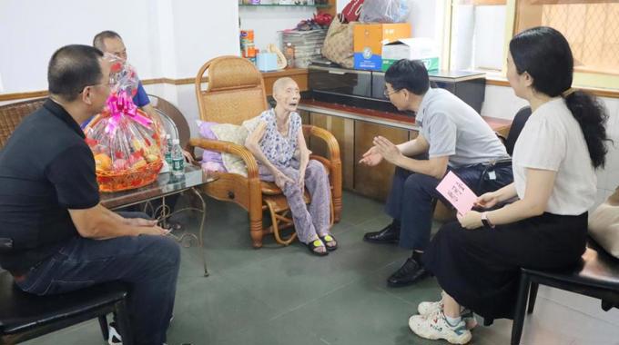 湛江市总工会开展“七一”走访慰问困难党员、老党员活动