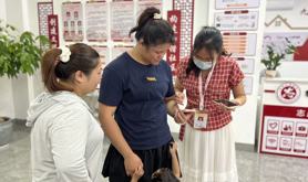 赤坎区寸金街道工会驿站组织开展双节主题活动