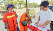 赤坎区调顺街道工联会开展国庆节前暖心服务活动
